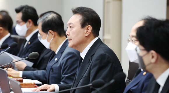 윤 대통령은 19일 용산 대통령실에서 주재한 국무회의에서 온라인 플랫폼 독과점 문제에 대해 지적했다. ⓒ 연합뉴스