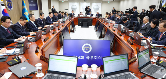 윤 대통령은 19일 주재한 국무회의에서 '주택법 개정안'과 '간병 지옥'으로 불리는 간병비 부담의 완화에 대해 강조했다. ⓒ 연합뉴스