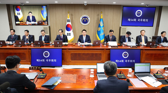 윤 대통령은 19일 용산 대통령실에서 주재한 국무회의에서 국회에 계류된 법안들의 조속한 제·개정을 당부했다. ⓒ 연합뉴스