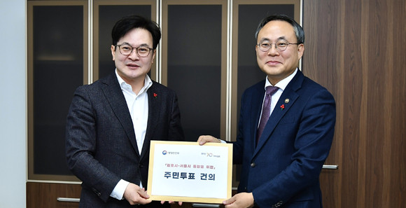 김 시장이 지난 20일 행안부를 찾아 김포시-서울시 통합을 위한 주민투표 건의문을 전달했다. ⓒ 김포시