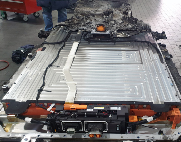 토레스 EVX의 탈거된 LFP 블레이드 배터리. ⓒ KG 모빌리티