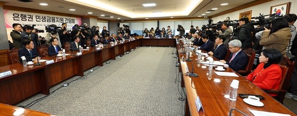 국내 은행 수장들이 21일 은행연합회 간담회에 참석해 2조원+α(알파) 규모의 민생금융 지원방안을 발표했다. ⓒ 연합뉴스