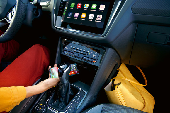 스마트폰 무선충전 기능과 무선 앱 커넥트가 기본 탑재됐다. ⓒ 폭스바겐코리아