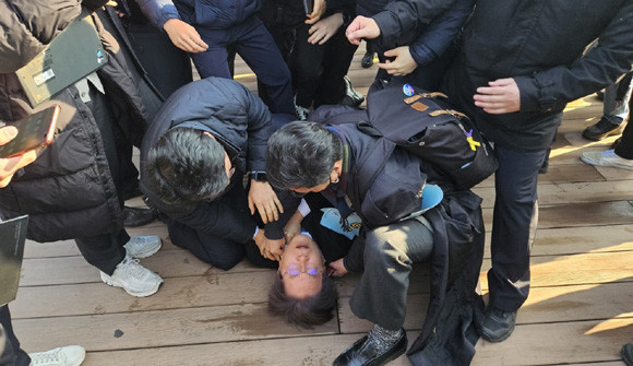 이재명 더불어민주당 대표가 부산 가덕도 신공항 부지 현장 방문에서 피습을 당해 쓰러졌다. ⓒ 연합뉴스