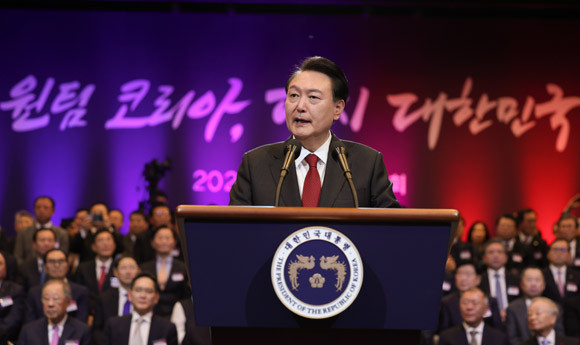 윤석열 대통령은 작년에 이어 2년 연속 경제계 신년 인사회에 참석해 경제인들의 노고를 격려했다. ⓒ 연합뉴스