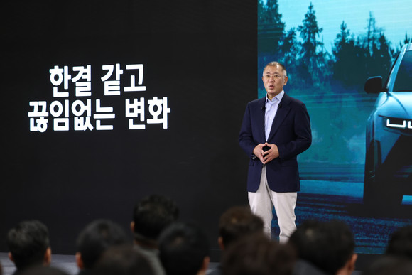 정의선 현대차그룹 회장이 3일 경기도 기아 오토랜드 광명에서 열린 현대차그룹 2024년 신년회에서 신년사를 하고 있다. ⓒ 연합뉴스