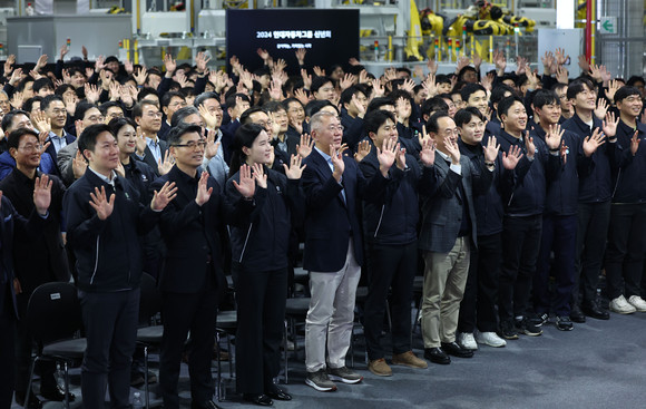 정의선 현대차그룹 회장이 3일 경기도 기아 오토랜드 광명에서 열린 현대차그룹 2024년 신년회에서 직원들과 인사하며 기념촬영을 하고 있다. ⓒ 연합뉴스