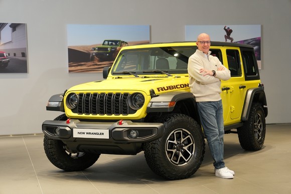 더 뉴 2024 랭글러와 제이크 아우만 사장. ⓒ 스텔란티스 코리아