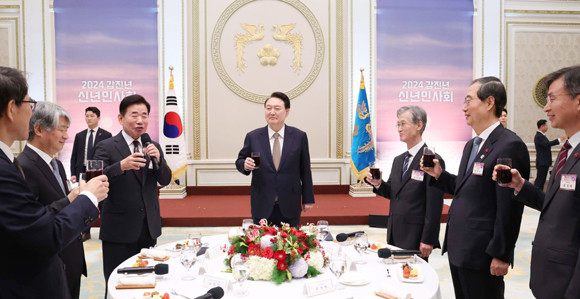 '2024 신년인사회'에 참석한 윤 대통령과 참석자들은 국정운영의 각오를 다지며 덕담을 함께 나눴다. ⓒ 연합뉴스