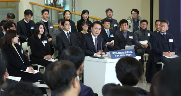 윤 대통령은 민생 토론회에서 "정책의 속도가 무엇보다 중요하고, 문제 해결을 위해 '검토'를 넘어 '행동'하는 정부가 돼야 한다"고 강조했다. ⓒ 연합뉴스