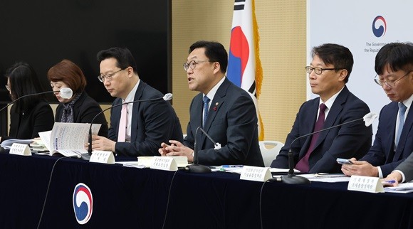 김병환 기획재정부 1차관이 세종시 정부세종청사에서 '2024 경제정책방향'을 설명하고 있다. ⓒ 연합뉴스