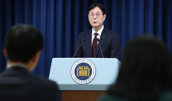 이관섭 대통령실 비서실장이 5일 용산 대통령실 청사에서 이른바 '쌍특검법'의 윤석열 대통령 거부권 행사 관련 브리핑을 하고 있다. ⓒ 연합뉴스
