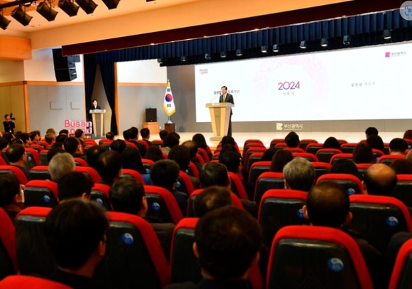 지난 2일 부산광역시청 대강당에서 2024년 시무식이 열렸다. 이날 박형준 부산시장은 올해 시정 목표와 구체적인 방향을 제시했다.ⓒ부산시