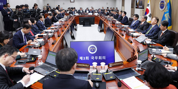 윤 대통령은 "충주시 홍보를 맡은 젊은 주무관은 '충TV'라는 유튜브를 만들어 참신하고 재미있게 정책홍보를 해 구독자가 충주 인구의 두 배를 넘는다"며 정책 홍보에 대한 혁신을 강조했다. ⓒ 연합뉴스