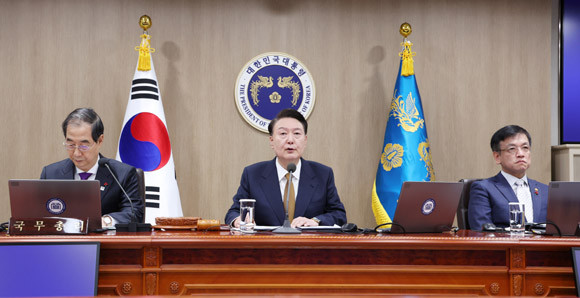 윤 대통령은 "새해 새롭게 임명돼 오늘 처음으로 국무회의에서 만나는 국무위원들도 계신데 모두 합심해 열심히 뛰어 달라"고 말했다. ⓒ 연합뉴스