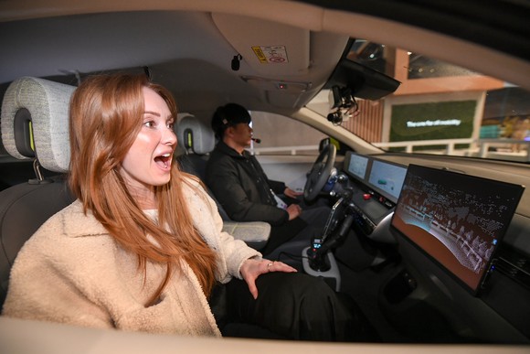 관람객들이 모비온에 탑승해 평행주행과 대각선 주행, 제자리 회전 등을 체험하고 있는 모습. ⓒ 현대모비스