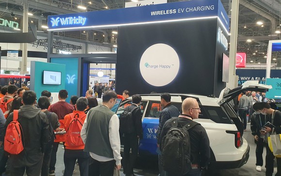 무선충전 플랫폼 상용화 기술이 탑재된 토레스 EVX를 관람하고 있다. ⓒ KG 모빌리티