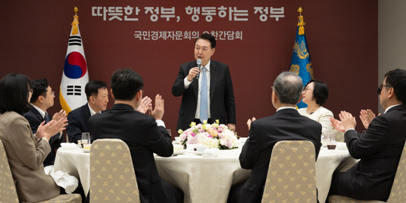 이날 간담회에는 이인호 국민경제자문회의 부의장 및 위원 26명을 비롯해 정부에서 최상목 부총리 겸 기획재정부 장관 등이, 대통령실에서는 성태윤 정책실장과 박춘섭 경제수석 등이 참석했다. ⓒ 대통령실