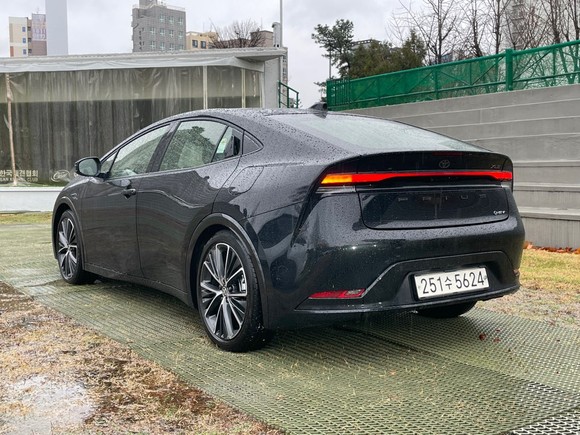 후면 디자인은 좌우 수평으로 뻗은 리어 콤비네이션 테일 램프가 적용돼 보다 고급스러운 이미지를 선사한다. = 노병우 기자