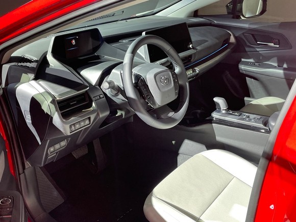 인테리어는 운전에 쉽게 집중할 수 있는 구조인 아일랜드 아키텍처(Island Architecture) 콘셉트가 적용됐다. = 노병우 기자