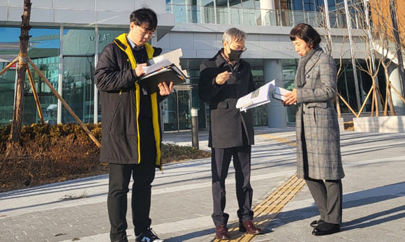 박정애 국장이 센터를 방문해 기능과 역할을 다 할 수 있도록 주문하고 있다. ⓒ 김포시