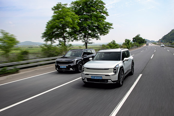 EV9은 기아의 전동화 대전환을 이끄는 새로운 플래그십이자 전에 없던 새로운 영역을 개척해 나가는 가장 혁신적인 국내 최초 3열 대형 전동화 SUV다. ⓒ 기아