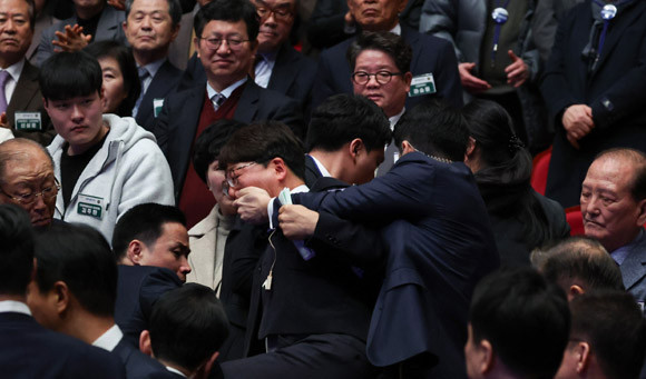 강성희 진보당 의원이 대통령실 경호처 직원들에게 강제로 끌려 나가고 있다. ⓒ 연합뉴스