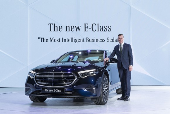 마티아스 바이틀 메르세데스-벤츠 코리아 대표와 11세대 E-클래스. ⓒ 메르세데스-벤츠 코리아