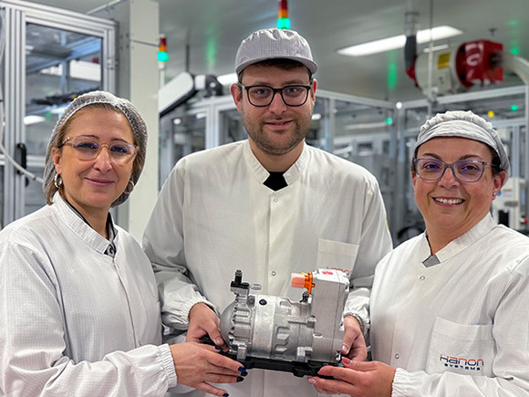 파멜라 공장직원이 R744 전동 컴프레서를 들고 있다. ⓒ 한온시스템