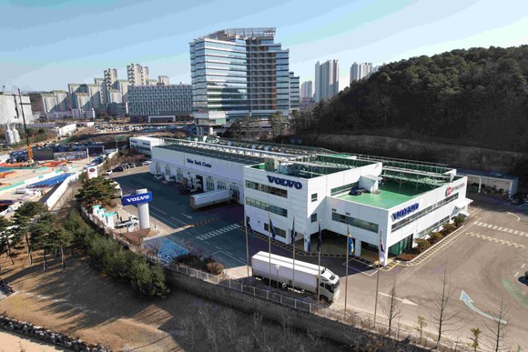 볼보트럭코리아는 직영 서비스센터에 태양광 발전 설비를 갖추며 국내에서 사용되는 전기를 100% 그린에너지로 전환했다. ⓒ 볼보트럭코리아