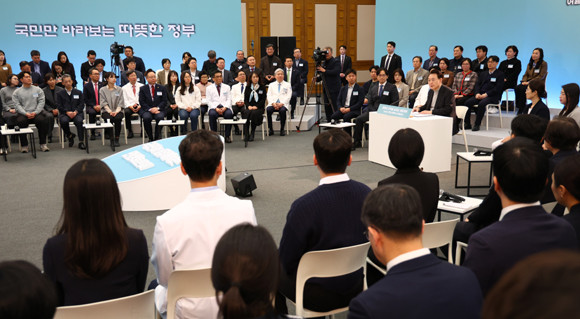 윤 대통령은 모두 발언에서 "우리나라는 세계 최고 수준의 의료진 역량과 건강보험 시스템을 갖추고 있음에도 의료시스템의 붕괴를 걱정해야 하는 현실이 안타깝다"며 "작년 10월 '담대한 의료개혁'을 국민께 약속드린 이후 그 실천방안으로서 오늘 발표하는 '4대 정책 패키지'를 꼼꼼히 준비해 왔다"고 설명했다. ⓒ 연합뉴스