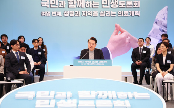 윤 대통령은 "대통령은 지역·필수의료를 강화하기 위해서는 우수한 의사 인력 양성이 중요하다"며 "고도화된 실습 등 의학교육과 수련의 질을 제고해 우수한 의사 인력을 양성할 수 있도록 지원을 아끼지 않겠다"고 강조했다. ⓒ 연합뉴스