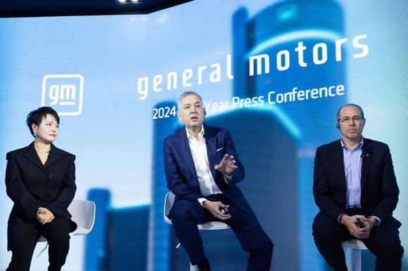 왼쪽부터 윤명옥 커뮤니케이션 총괄 겸 최고 마케팅 책임자(CMO), 헥터 비자레알 사장 겸 CEO, 구스타보 콜로시 영업서비스마케팅 부문 부사장. ⓒ 한국GM