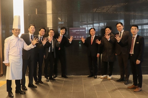 호텔 임직원들이 지난 1월31일 5성급 호텔 현판식에 참여 기념촬영 하는 모습. ⓒ 프라임경제