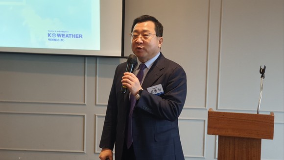 김동식 케이웨더 대표가 5일 열린 IPO 기자간담회에서 프레젠테이션을 진행 중인 모습. = 박기훈 기자