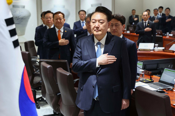 윤 대통령은 국무회의 시작에 앞서 지난달 31일 화재 현장에서 순직한 고 김수광 소방장과 고 박수훈 소방교의 명복을 빌었다. ⓒ 연합뉴스