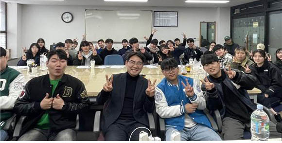 간담회에 참석한 한 학생은 "정치인들이 청년들의 목소리에 더 귀를 기울였음 한다"고 말했다. ⓒ 이성권 예비후보 선거사무소