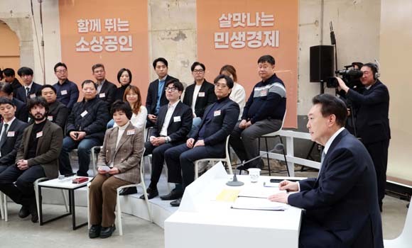 윤 대통령은 8일 '함께 뛰는 중소기업·소상공인, 살맛나는 민생경제'를 주제로 10번째 '국민과 함께하는 민생토론회'를 개최했다. ⓒ 연합뉴스
