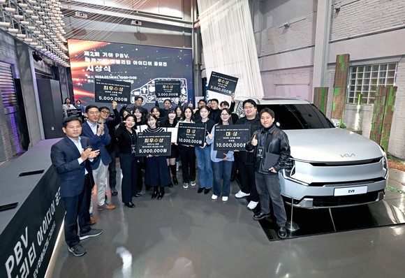 제2회 PBV 아이디어 공모전 시상식에서 수상팀들이 기념촬영을 하고 있는 모습. ⓒ 기아