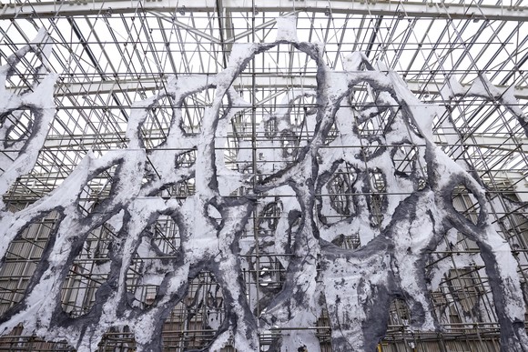 이미래 작가의 2022년 부산비엔날레 '구멍이 많은 풍경: 영도 바다 피부' 작품. ⓒ Busan Biennale Organizing Committee. Photo: Sang-tae Kim.