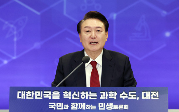 윤 대통령은 이날 민생토론회에서 국가 과학기술 경쟁력을 높이고 대전을 과학 수도에 걸맞게 혁신클러스터의 글로벌 허브로 업그레이드하기 위한 방안들을 논의했다. ⓒ 연합뉴스