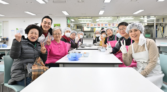 지난 17일 분당구 하얀마을 복지관 급식 봉사에 함께한 전동억 전 분당구청장과 김민수 예비후보, ⓒ 김민수의 진심캠프