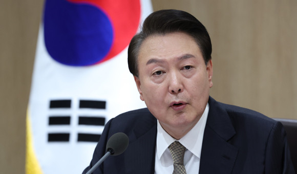 윤 대통령은 국무회의에서 "의사는 군인, 경찰과 같은 공무원 신분이 아니더라도 집단적인 진료 거부를 해서는 절대 안 된다"고 강조했다. ⓒ 연합뉴스