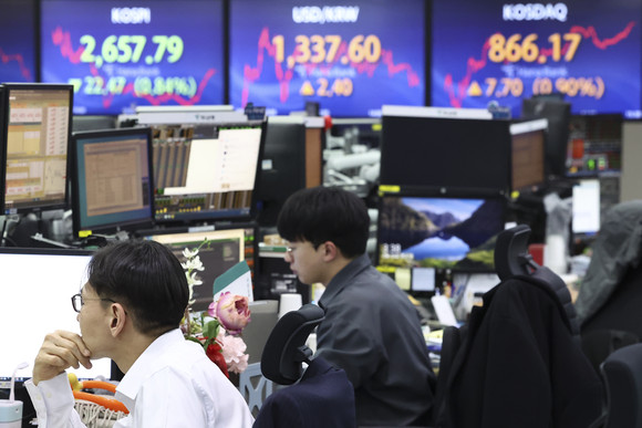 금일 코스피는 1년 9개월 만에 최고점을 기록했던 하루 만에 기관의 매도 공세에 하락 마감했다. ⓒ 연합뉴스