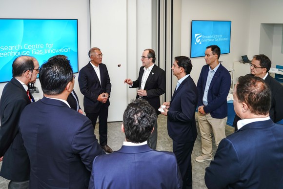 정의선 회장이 상파울루대학 온실가스 혁신센터에서 관계자들을 만나 친환경 연구 및 관련 프로젝트에 대한 설명을 듣고 있다. ⓒ 현대자동차그룹