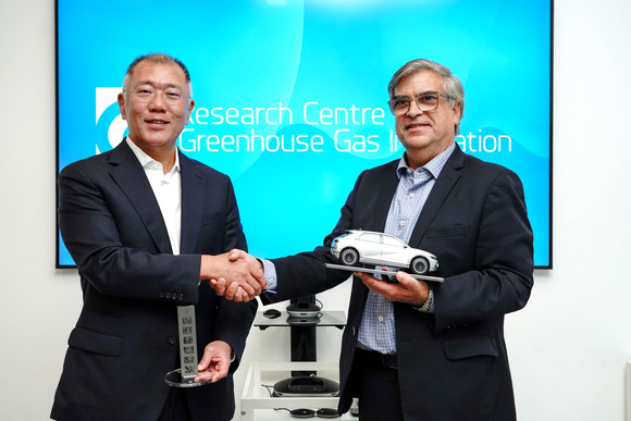 정의선 회장(왼쪽)과 카를로스 길베르토 칼리로티 주니어 상파울루대학 총장이 만나 아이오닉 5 모형을 들고 기념촬영을 하고 있다. ⓒ 현대자동차그룹