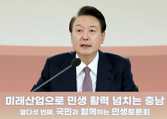 윤 대통령은 충남 서산비행장에서 진행한 15번째 민생토론회에서 "충남이 더 크게 도약할 수 있도록 세심하게 직접 챙기겠다"고 말했다. ⓒ 연합뉴스