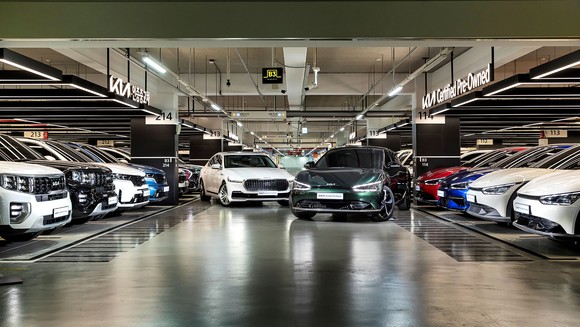 기아가 중고차를 실물로 보고 전문가와 1대 1 구매 상담할 수 있는 서비스를 시작한다. ⓒ 기아