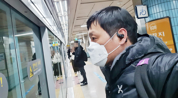 소음이 많은 지하철에서 사용 시 외부 소리가 함께 들려 음악에 집중하기는 어려웠지만 통화 음질은 나쁘지 않았다. = 김경태 기자