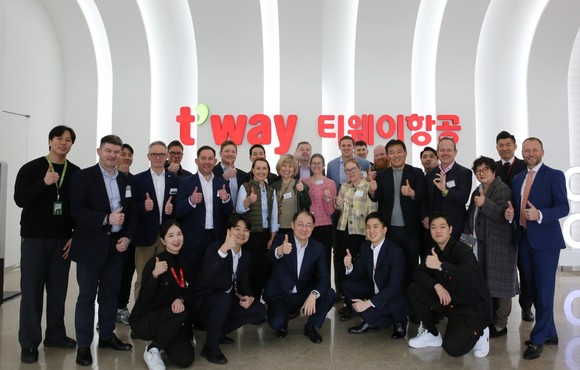 영국 런던 재보험사 관계자들과 티웨이항공 임직원들이 훈련센터 방문기념 단체사진을 촬영하고 있다. ⓒ 티웨이항공
